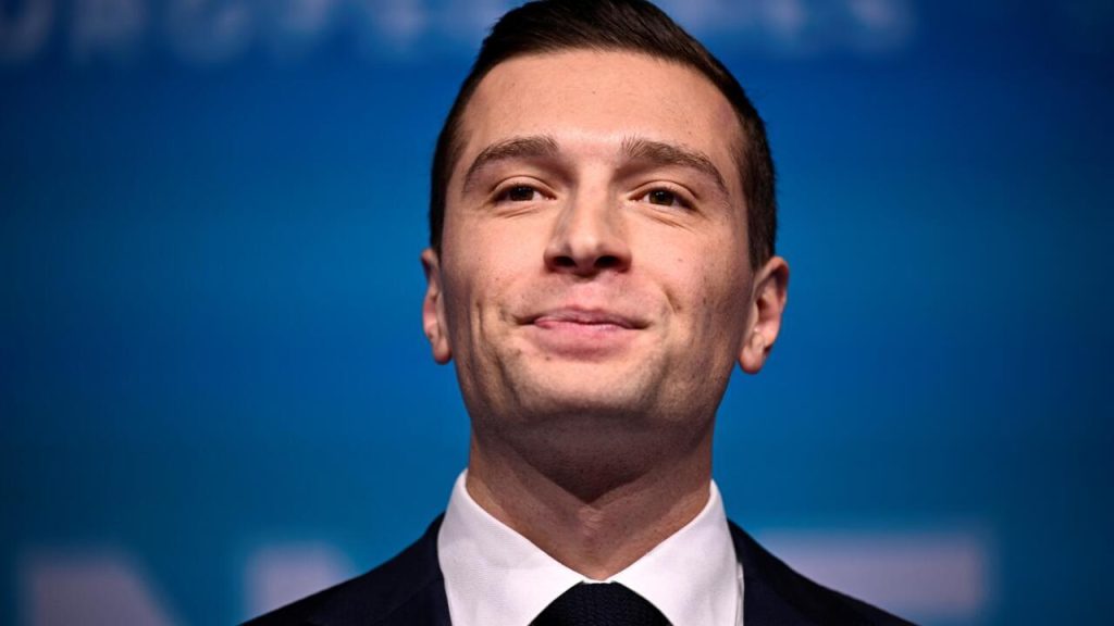 jordan bardella critique vivement emmanuel macron, l'accusant de mépriser la france et les français depuis une décennie.