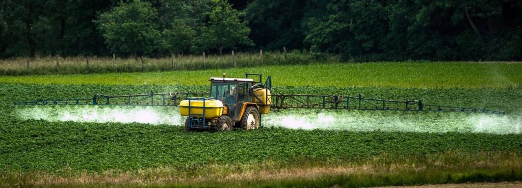 la commission européenne propose de renouveler 90 % des pesticides, une décision critiquée par les ong qui y voient un recul de 30 ans en matière de protection de l'environnement et de la santé.