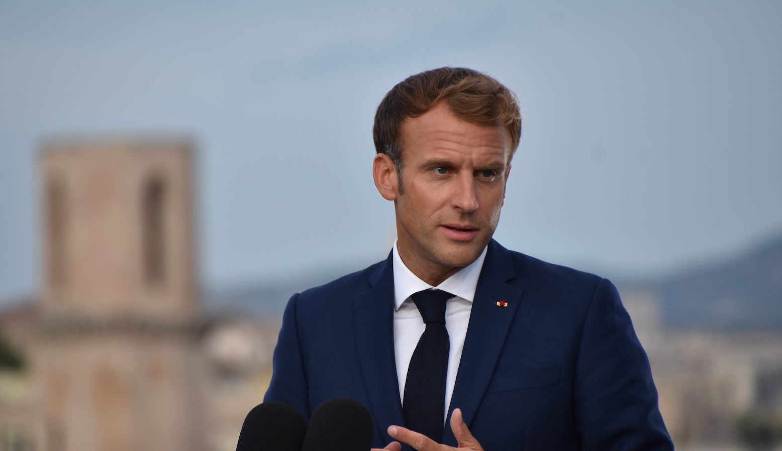 découvrez la visite de macron à marseille dédiée à la lutte contre la drogue, mettant en lumière les initiatives gouvernementales pour renforcer la sécurité et soutenir les communautés locales.