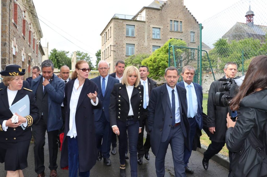 découvrez l'entretien exclusif de macron à saint-malo avec les lecteurs d'ouest-france : questions-réponses sur les enjeux locaux et nationaux.