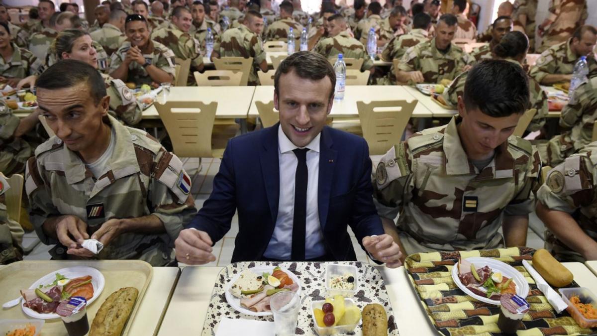 découvrez la visite de macron avec les forces armées à abou dabi, soulignant la coopération et les échanges stratégiques entre la france et les émirats arabes unis.