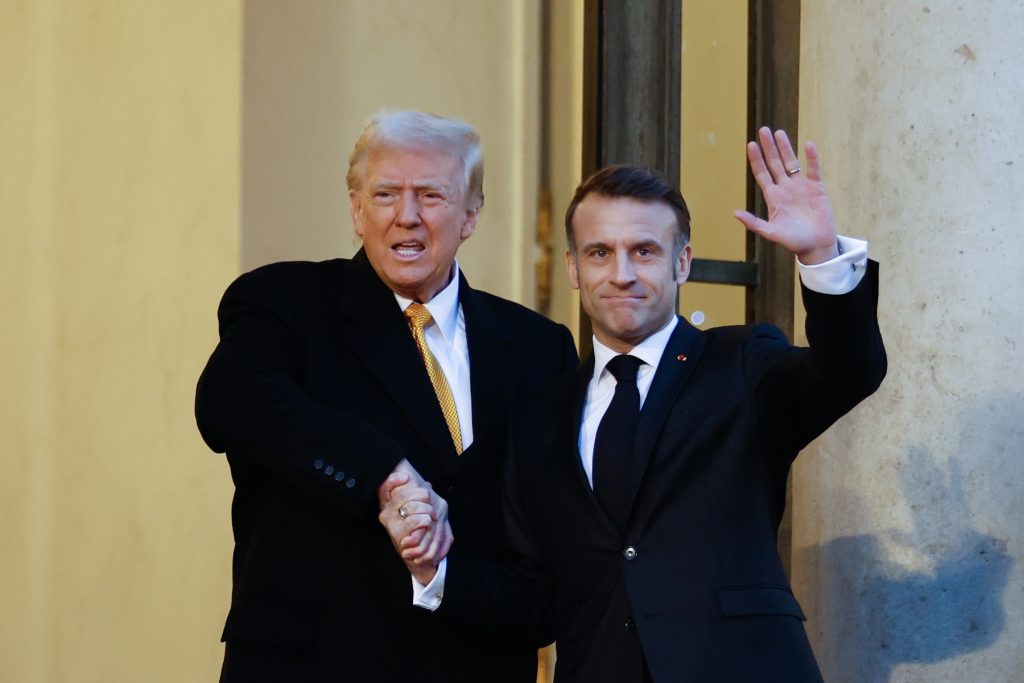 analyse des perspectives de l'administration trump sur emmanuel macron et la france, explorant les relations bilatérales et les enjeux diplomatiques entre les deux pays.