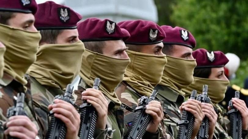 découvrez comment emmanuel macron réactive le service militaire en france, ses objectifs et les impacts attendus sur la jeunesse et la sécurité nationale.