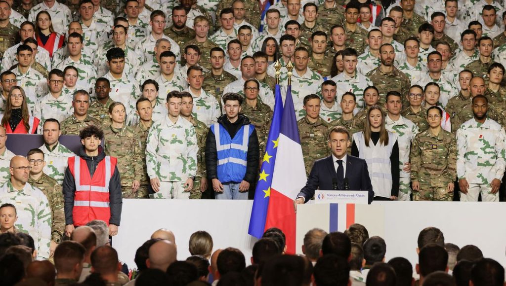 découvrez comment emmanuel macron réduit la durée du service militaire en france et les impacts de cette réforme sur la défense nationale et la jeunesse.