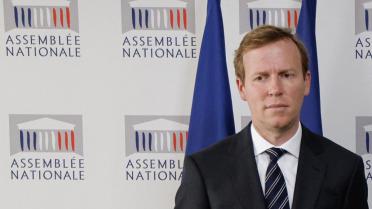 découvrez comment macron regagne en popularité tandis que lecornu fait face à un tournant décisif dans sa carrière politique.