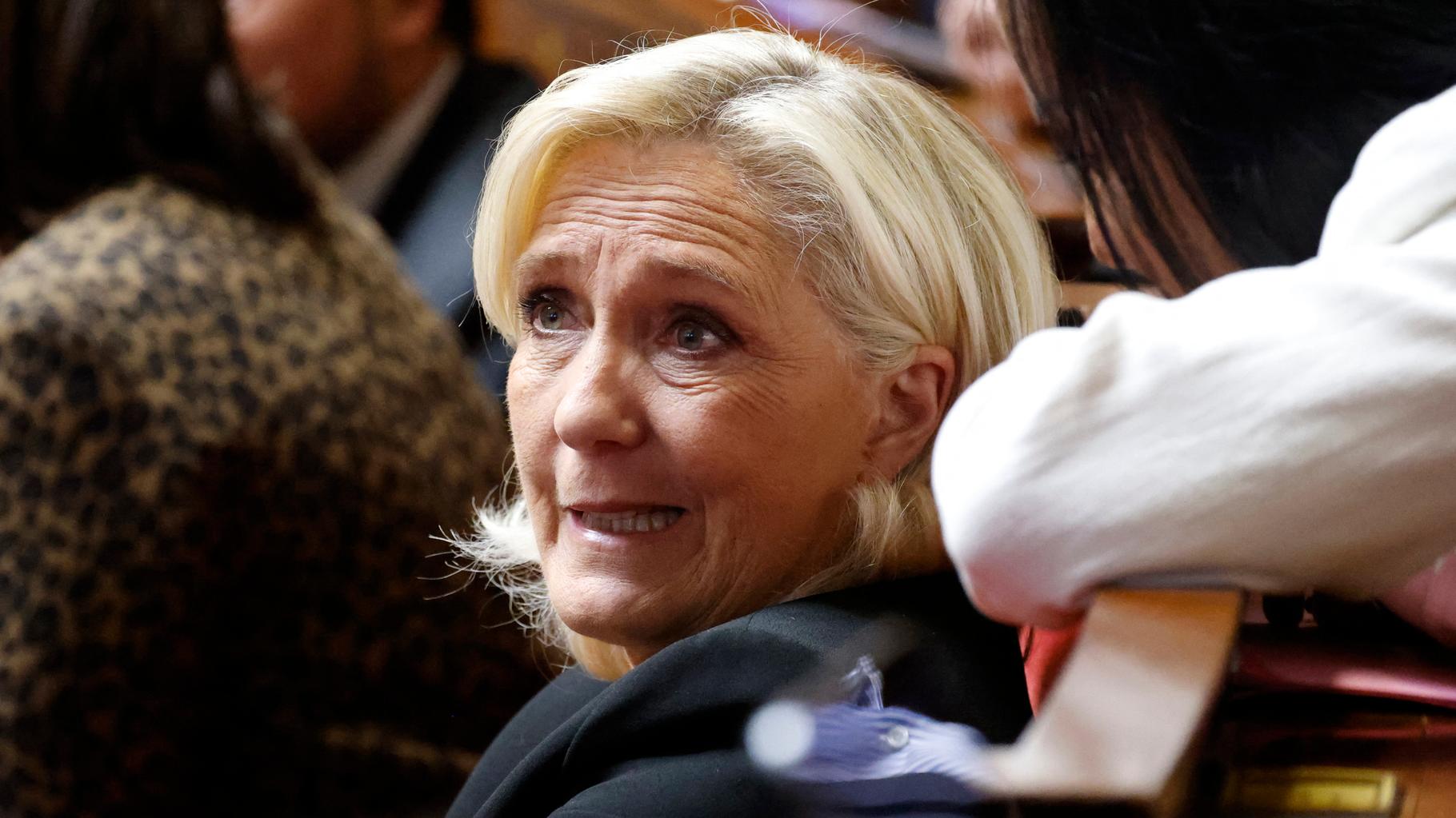 marine le pen accuse la présidente de la commission européenne d'entraver les efforts de paix en ukraine, suscitant un vif débat politique en europe.