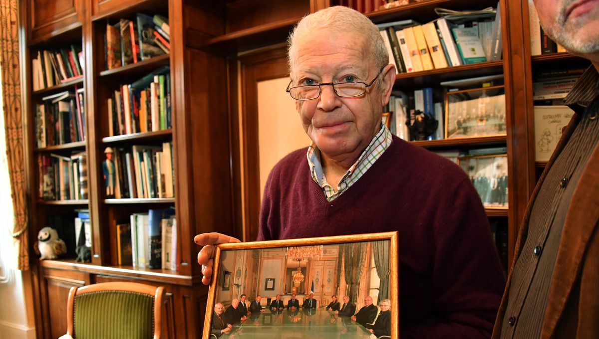 découvrez le portrait de michel charasse, un homme politique atypique marqué par son parcours unique et son influence dans la vie publique française.