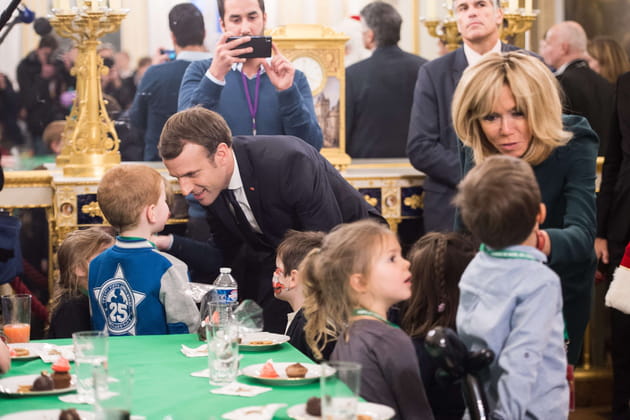 découvrez les moments chaleureux et les traditions partagées lors du noël de brigitte et emmanuel macron, une célébration familiale pleine d'émotion et de convivialité.