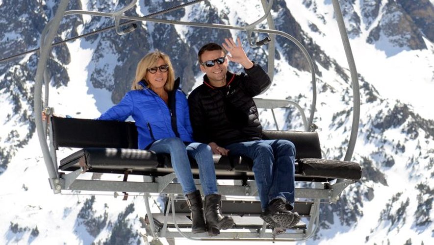découvrez comment brigitte et emmanuel macron célèbrent noël, entre traditions familiales et moments d'émotion partagés.