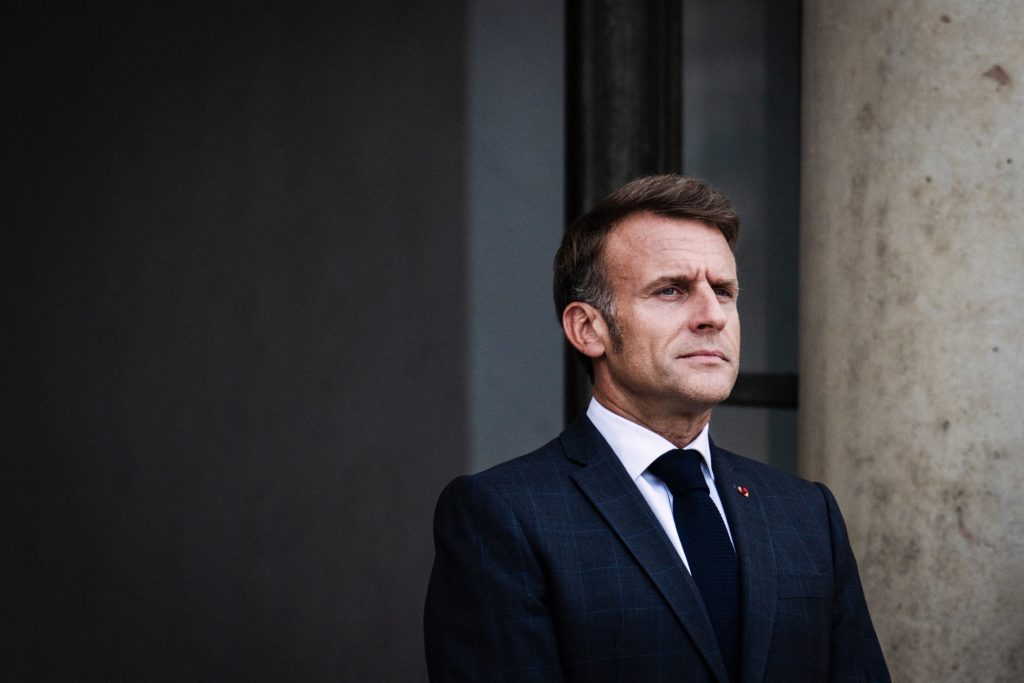 analyse des perspectives suite à la visite d'emmanuel macron après le meurtre de kessaci, abordant les implications politiques et sociales de cet événement tragique.