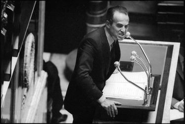 découvrez la vie et l'engagement de robert badinter, ardent défenseur des droits de l’homme, législateur et voix incontournable de la justice en france.