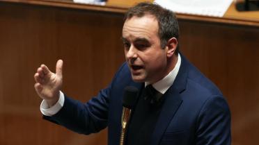 découvrez le parcours captivant de sébastien lecornu, entre triomphe éclatant et défis périlleux qui mettent à l'épreuve son courage et sa détermination.