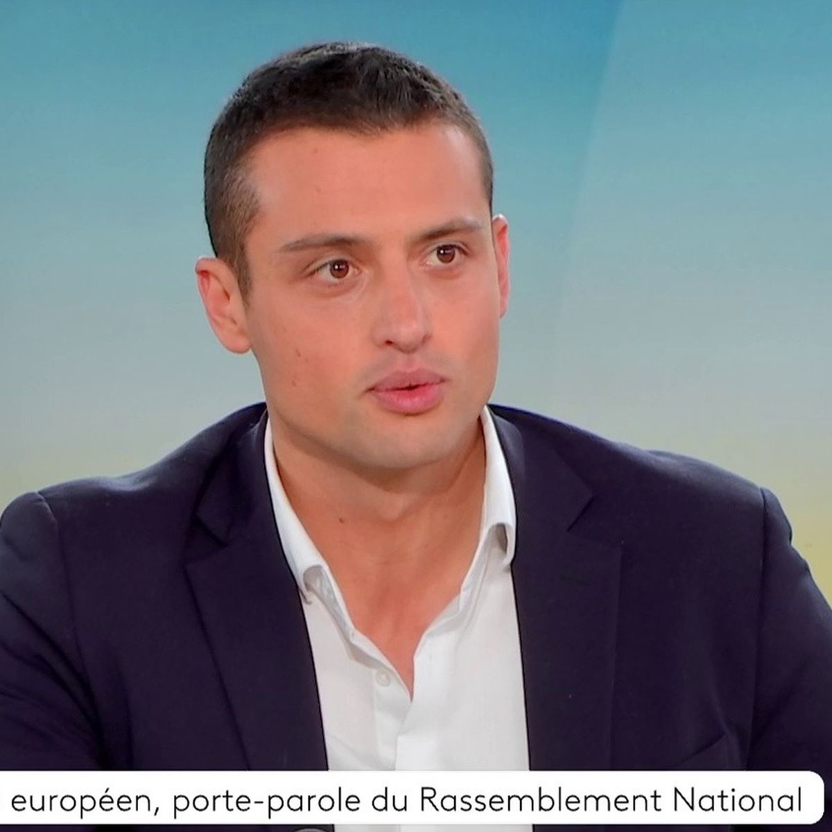 aleksandar nikolic réclame des excuses publiques de la part d'emmanuel macron suite à des déclarations controversées.