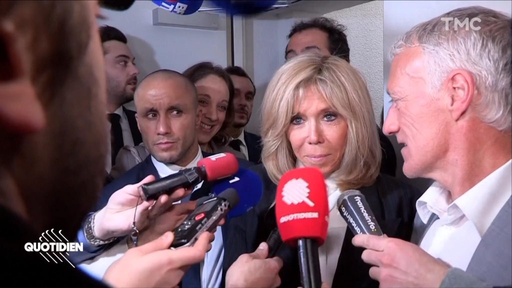 brigitte macron soutient exceptionnellement la collecte des pièces jaunes, contribuant à financer les actions en faveur des enfants hospitalisés.