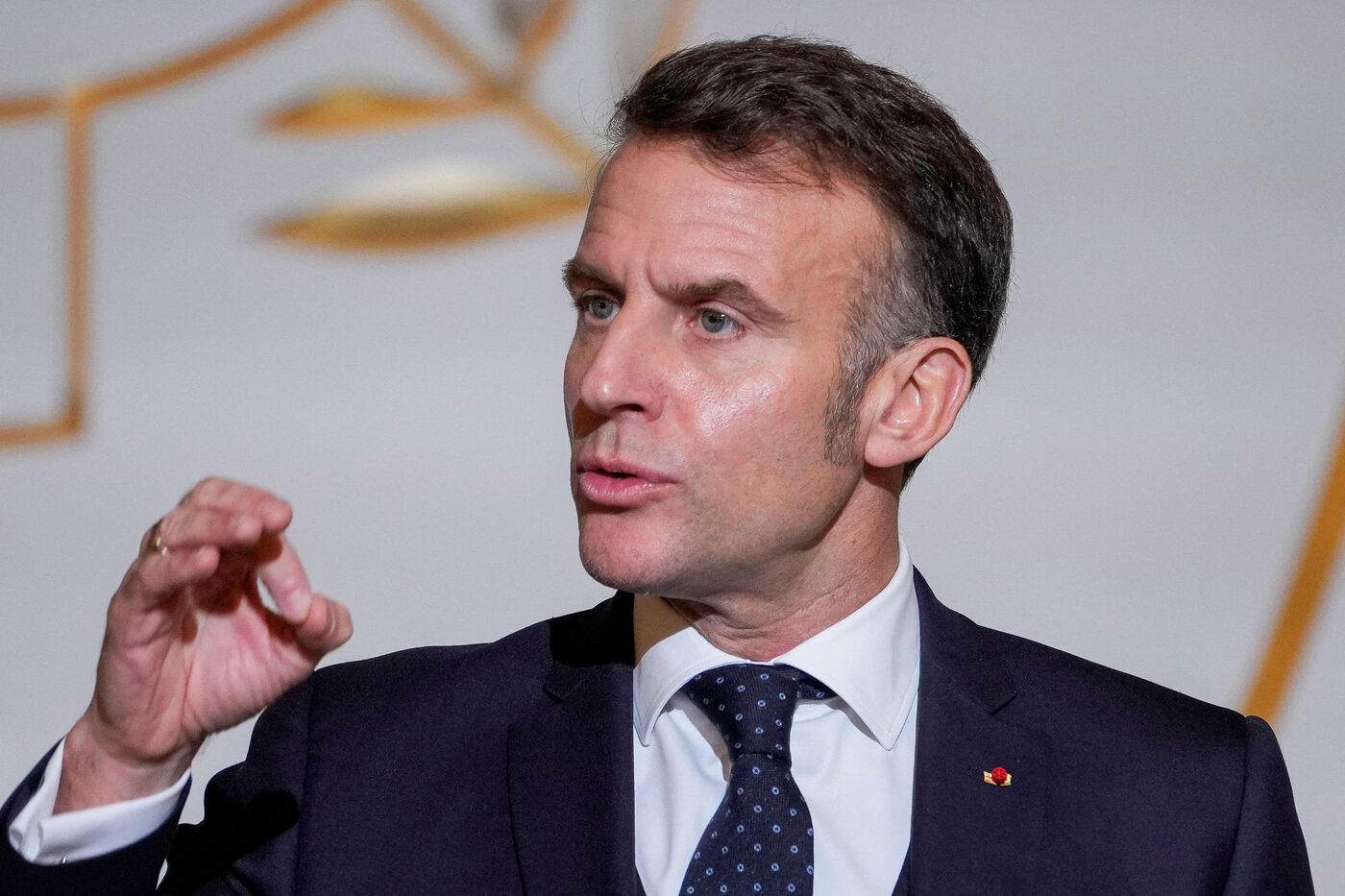 analyse approfondie du crépuscule du règne de macron : enjeux politiques, impacts sociétaux et perspectives d'avenir.