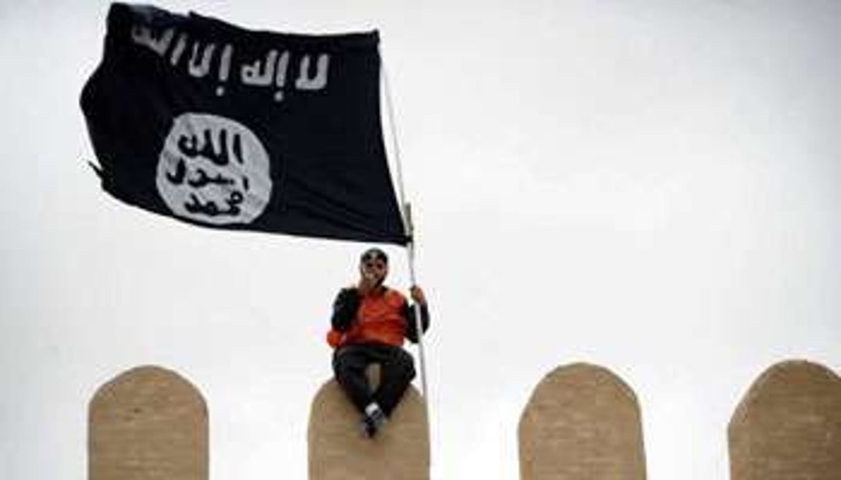 découvrez la signification et l'histoire du drapeau noir et blanc, symbole chargé d'histoire et de messages puissants à travers le temps.