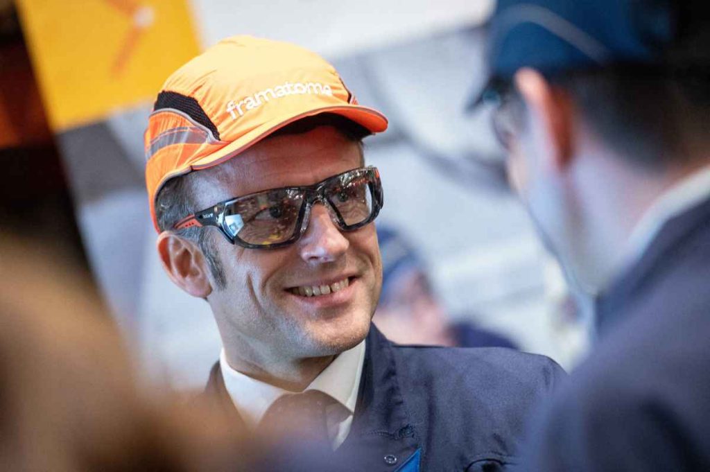 emmanuel macron fait une plaisanterie amusante à propos de ses lunettes, ajoutant une touche d'humour à son image publique.