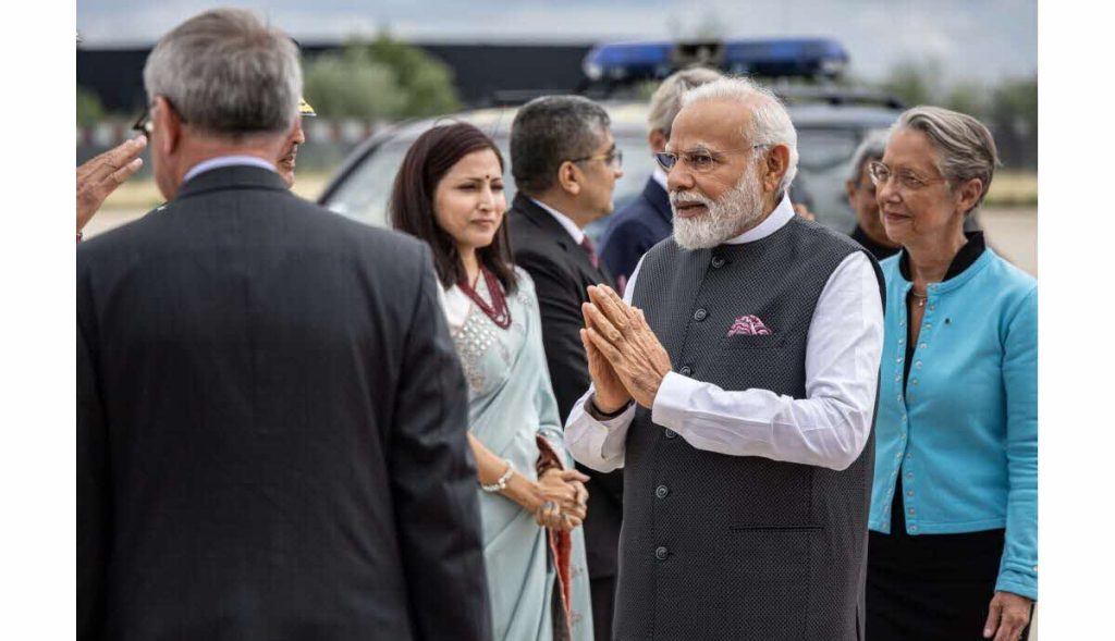 l'inde se prépare à commander des avions rafale avant la visite officielle du président macron, renforçant ainsi la coopération militaire entre les deux pays.