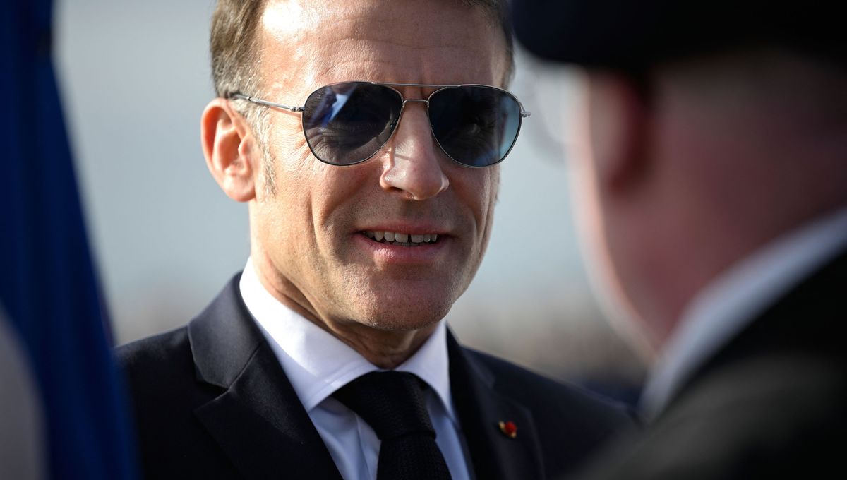 découvrez l'analyse d'emmanuel macron sur les retards et malentendus dans l'industrie de la défense, leurs impacts et les perspectives à venir.
