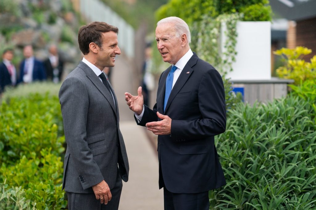 découvrez les déclarations d'emmanuel macron sur l'industrie de la défense, abordant les retards et les malentendus qui freinent son développement.
