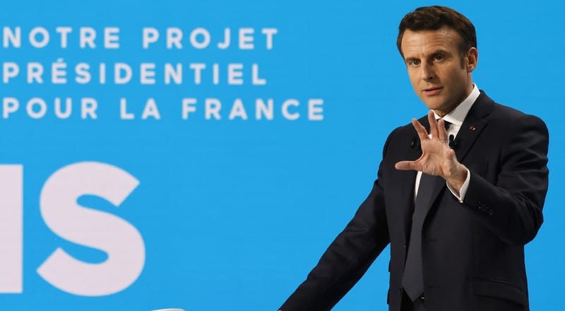 découvrez les critiques adressées à emmanuel macron concernant son usage d'un langage masculin à l'élysée, et les réactions suscitées.
