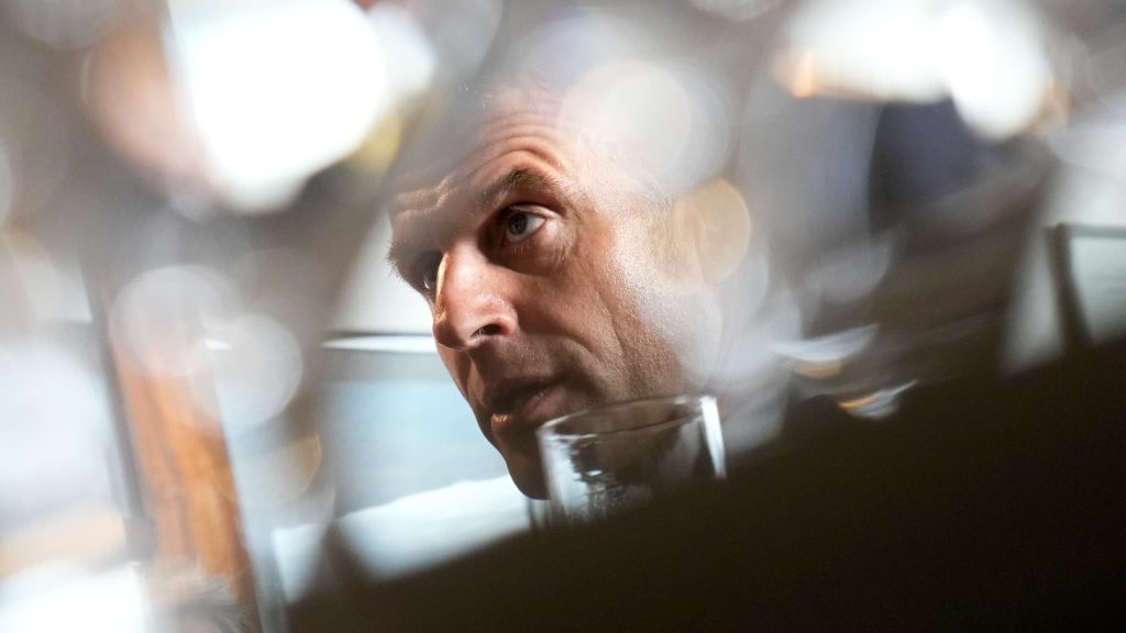 découvrez pourquoi emmanuel macron est critiqué pour son langage masculin lors de ses interventions à l’élysée.