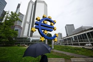 analyse des critiques d'emmanuel macron envers la banque centrale européenne et leurs implications politiques et économiques.