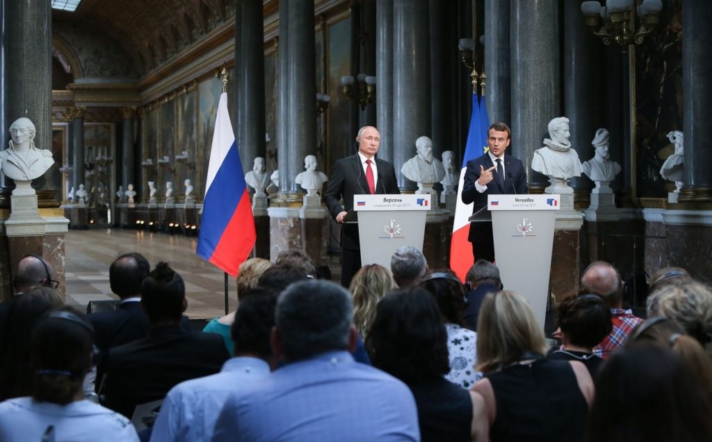 découvrez comment emmanuel macron influence la transformation de l'identité française à travers ses politiques et discours.