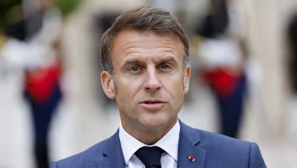 analyse de l'impact d'emmanuel macron sur la transformation de l'identité française à travers ses politiques et discours.