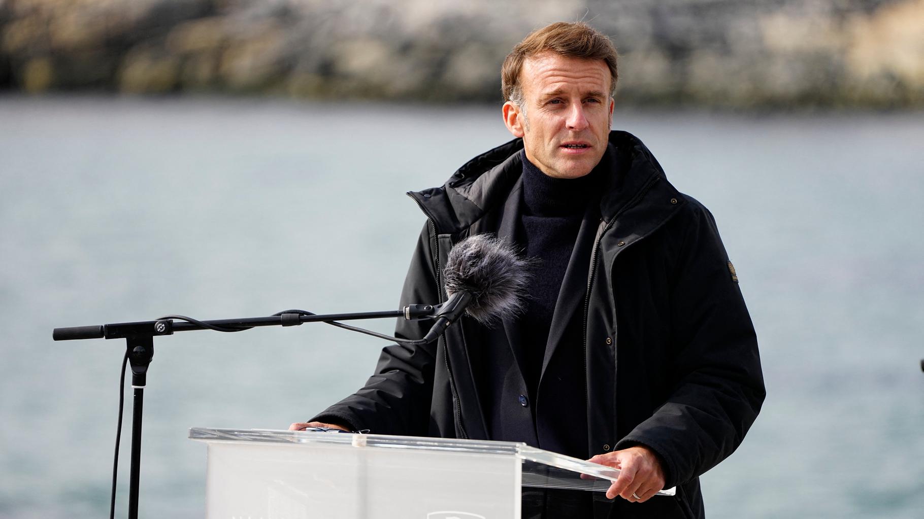analyse des déclarations d'emmanuel macron concernant les frappes stratégiques en france et leur impact sur la sécurité nationale.