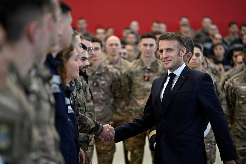 emmanuel macron appelle au respect de la france et de l'europe, soulignant l'importance de l'unité et de la coopération pour renforcer la position européenne dans le monde.