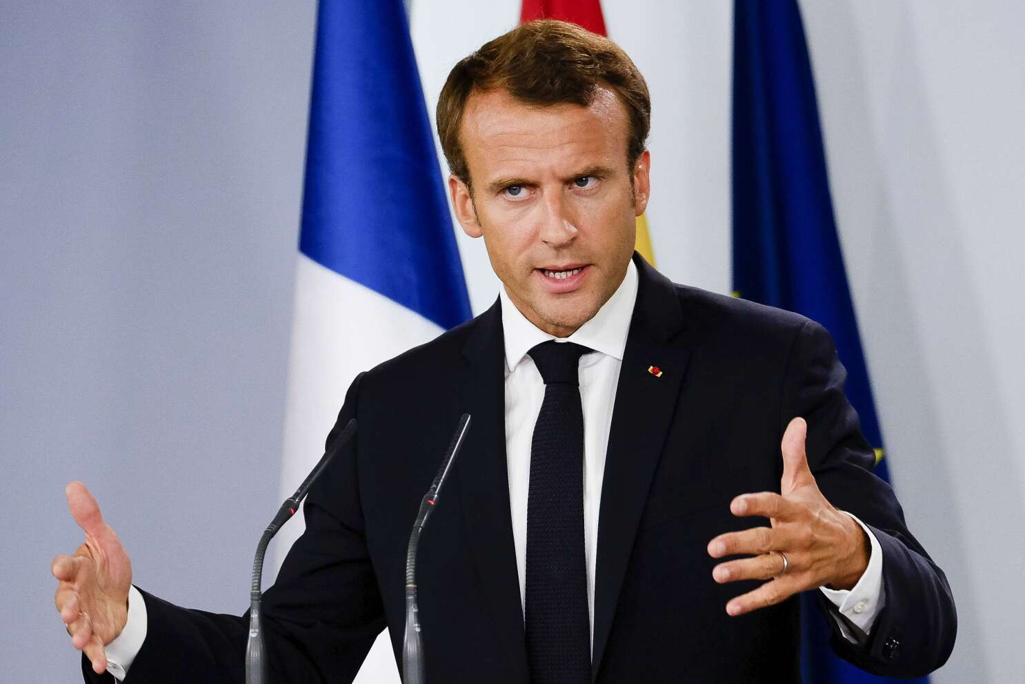 découvrez comment emmanuel macron mobilise des forces puissantes pour construire un avenir solide et innovant pour la france.