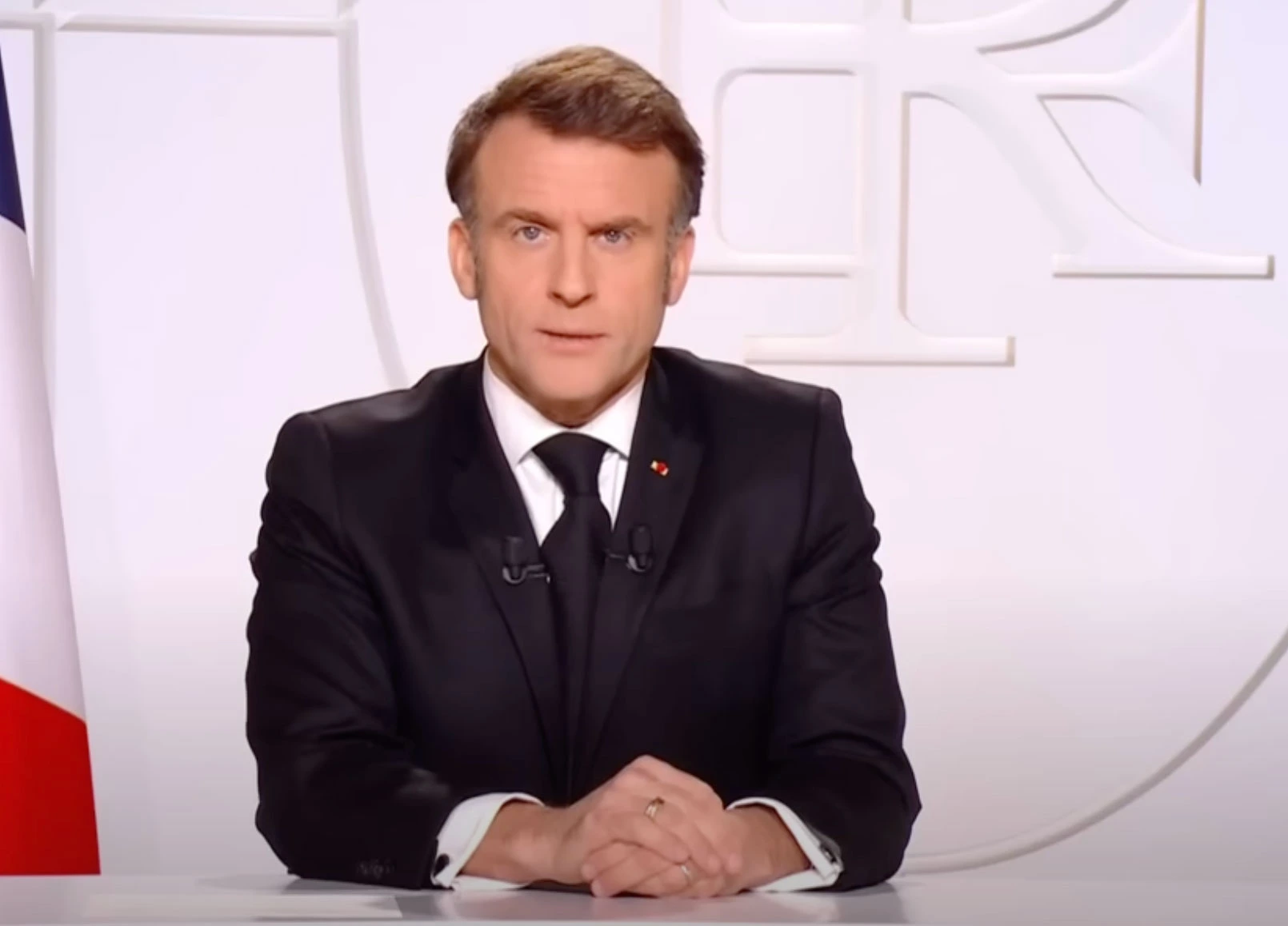 analyse de la décision de macron face à la crise des commandes qui suscite une peur au cœur chez les acteurs économiques.