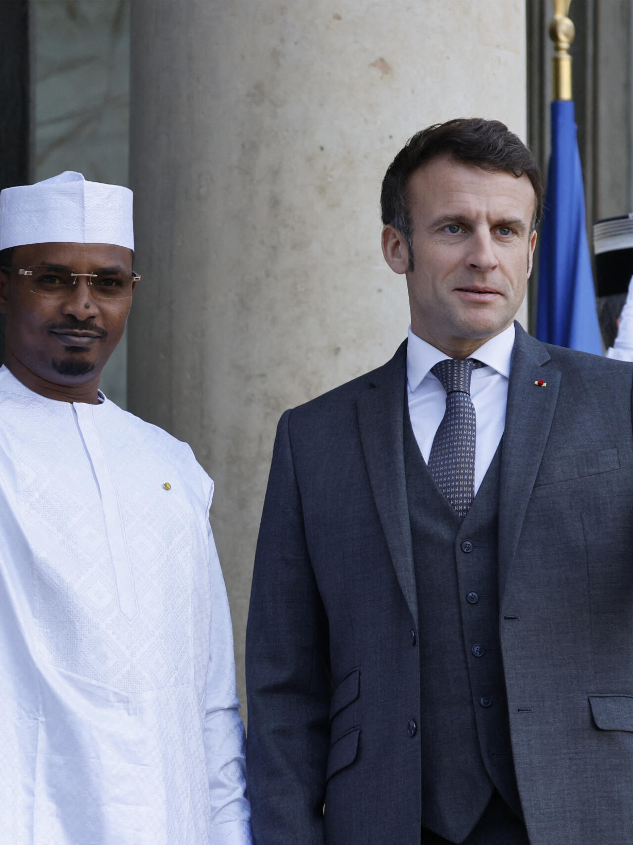 découvrez les détails de la rencontre entre emmanuel macron, président de la france, et le président du tchad à l'élysée, mettant en lumière leurs échanges diplomatiques et les sujets abordés.