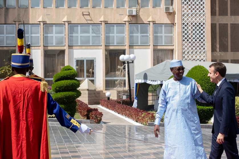 découvrez les échanges entre emmanuel macron et le président du tchad lors de leur rencontre officielle à l'élysée, axée sur la coopération bilatérale et les enjeux régionaux.