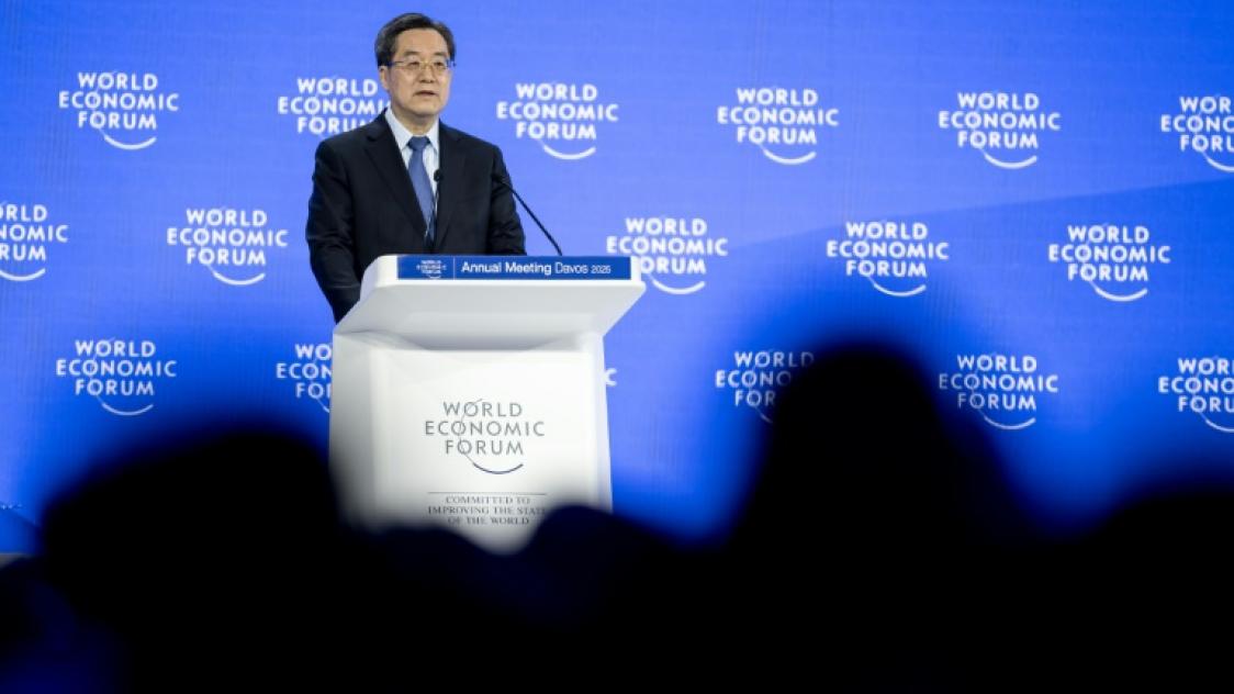 découvrez l'affrontement diplomatique entre ursula von der leyen, donald trump et xi jinping, explorant les enjeux politiques et économiques majeurs.