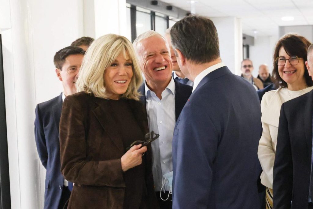 brigitte macron a été retardée d'une heure et vingt minutes à nice en raison d'un incident survenu aux toilettes, perturbant son emploi du temps.