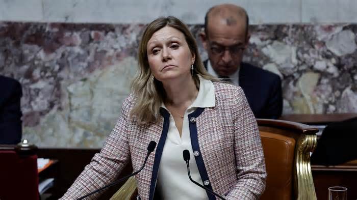 la commission européenne rejette la proposition de régularisation des sans-papiers initiée par sánchez, suscitant un débat politique et social intense.