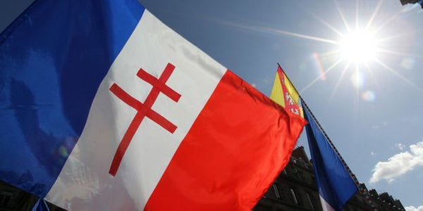 découvrez l'origine et la signification du drapeau français et de la croix de lorraine, symboles forts de l'histoire et de l'identité françaises.