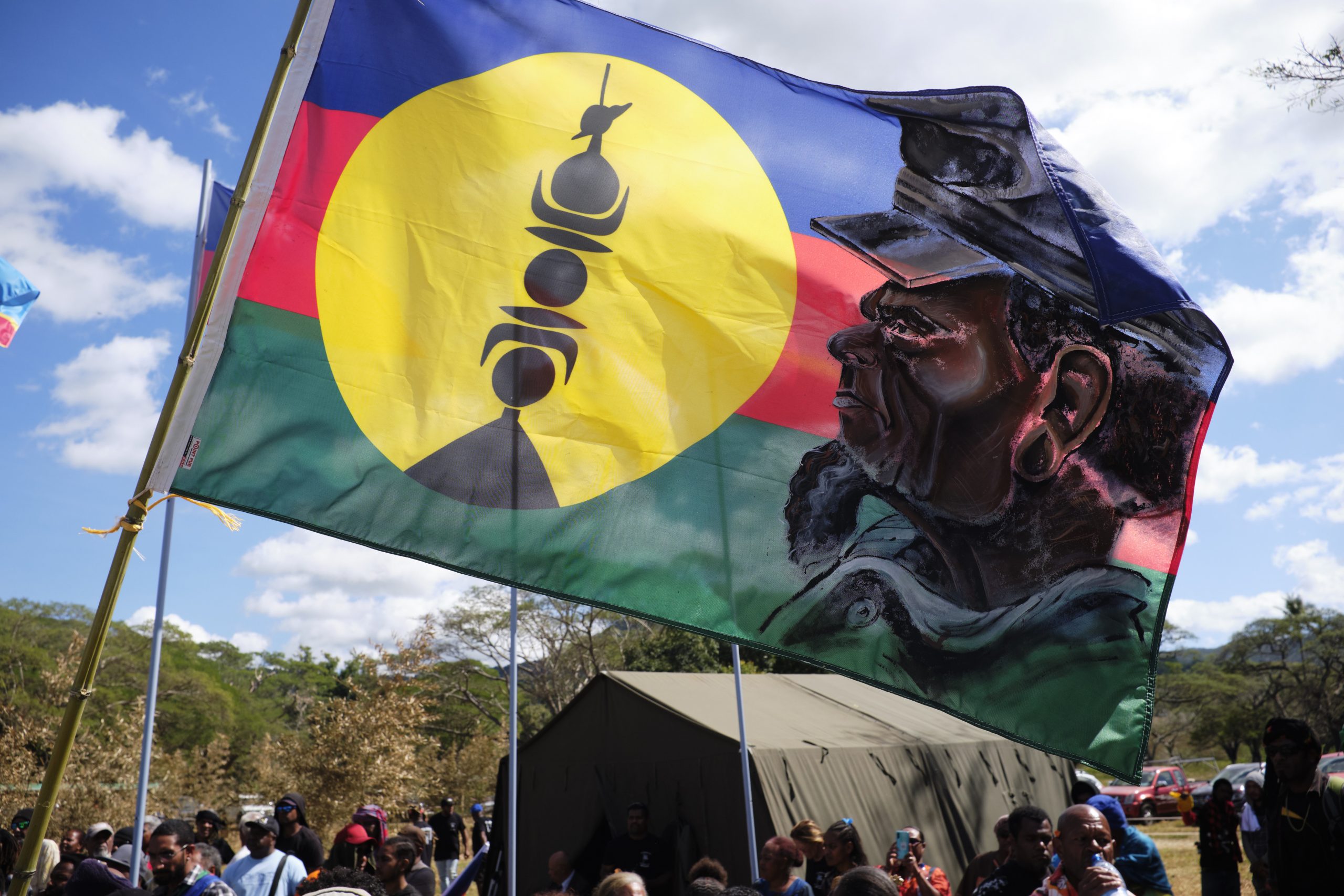 découvrez l'histoire et la symbolique du drapeau kanak, un emblème fort de l'identité culturelle et politique en nouvelle-calédonie.