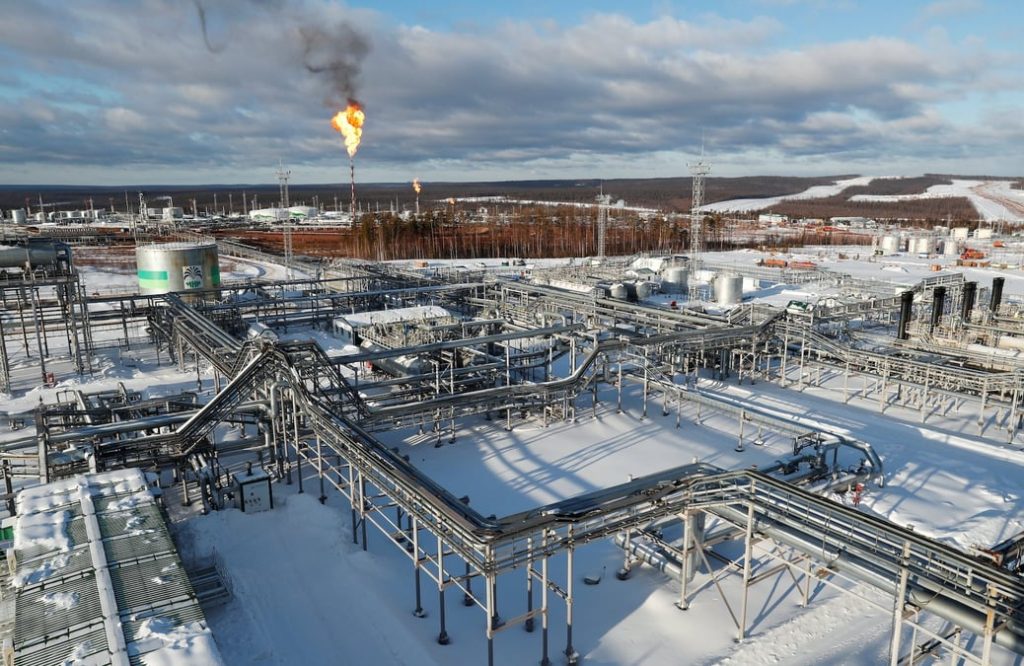 découvrez les sanctions de l'ue contre les ressources russes de pétrole et de gaz, leurs impacts économiques et les mesures prises pour limiter l'approvisionnement énergétique.