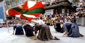 découvrez l'ikurrina, le drapeau emblématique du pays basque, symbole fort de l'identité et de la culture basques.