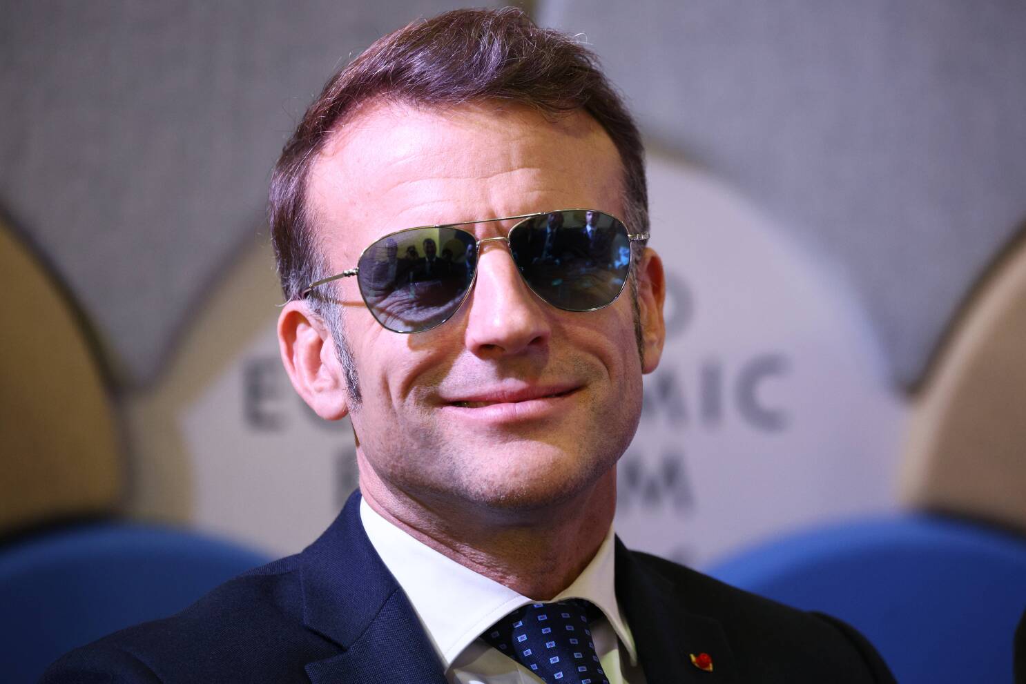 découvrez comment les lunettes de macron influencent sa popularité et l'image qu'il projette auprès du public.
