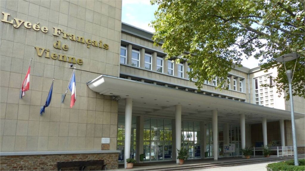 découvrez les enjeux des lycées français à l'étranger à travers la vision de macron pour renforcer l'influence culturelle et éducative de la france à l'international.