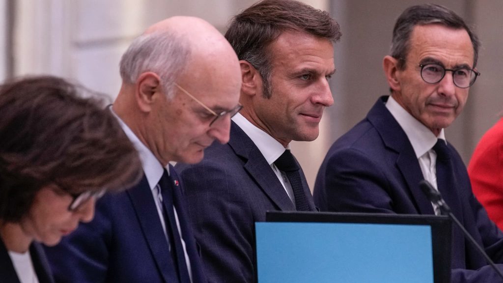 macron met en garde retailleau sur la nécessité de préserver la vigilance concernant l'état de droit.