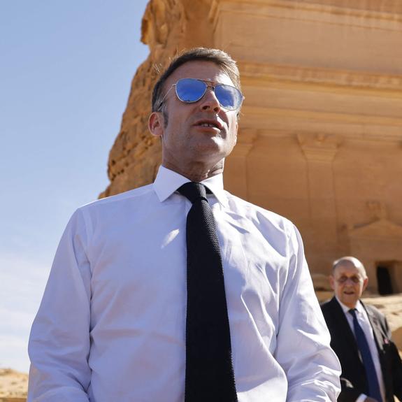 emmanuel macron critique vivement deux journalistes, provoquant une rupture dans les relations diplomatiques.