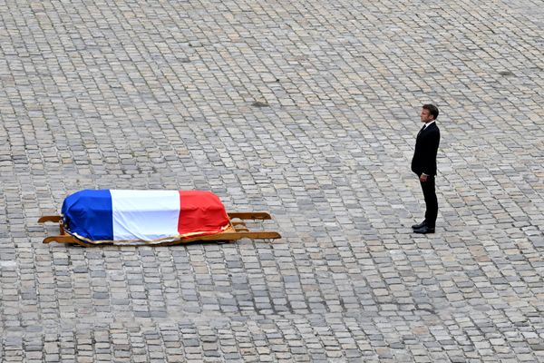 découvrez les derniers développements concernant emmanuel macron en difficulté et le verdict rendu dans cette affaire politique majeure.
