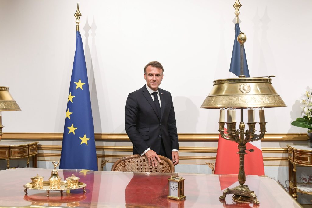 découvrez le verdict rendu concernant les difficultés actuelles de macron et les répercussions politiques à venir.