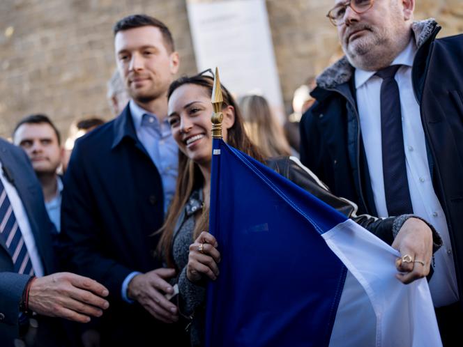 découvrez comment emmanuel macron prépare l'élection présidentielle de 2027 face au rassemblement national, en analysant ses stratégies politiques et ses enjeux majeurs.