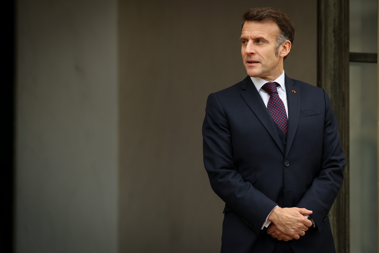 découvrez comment emmanuel macron se prépare pour l'élection présidentielle de 2027 face au rassemblement national, avec une stratégie politique et des enjeux clés.